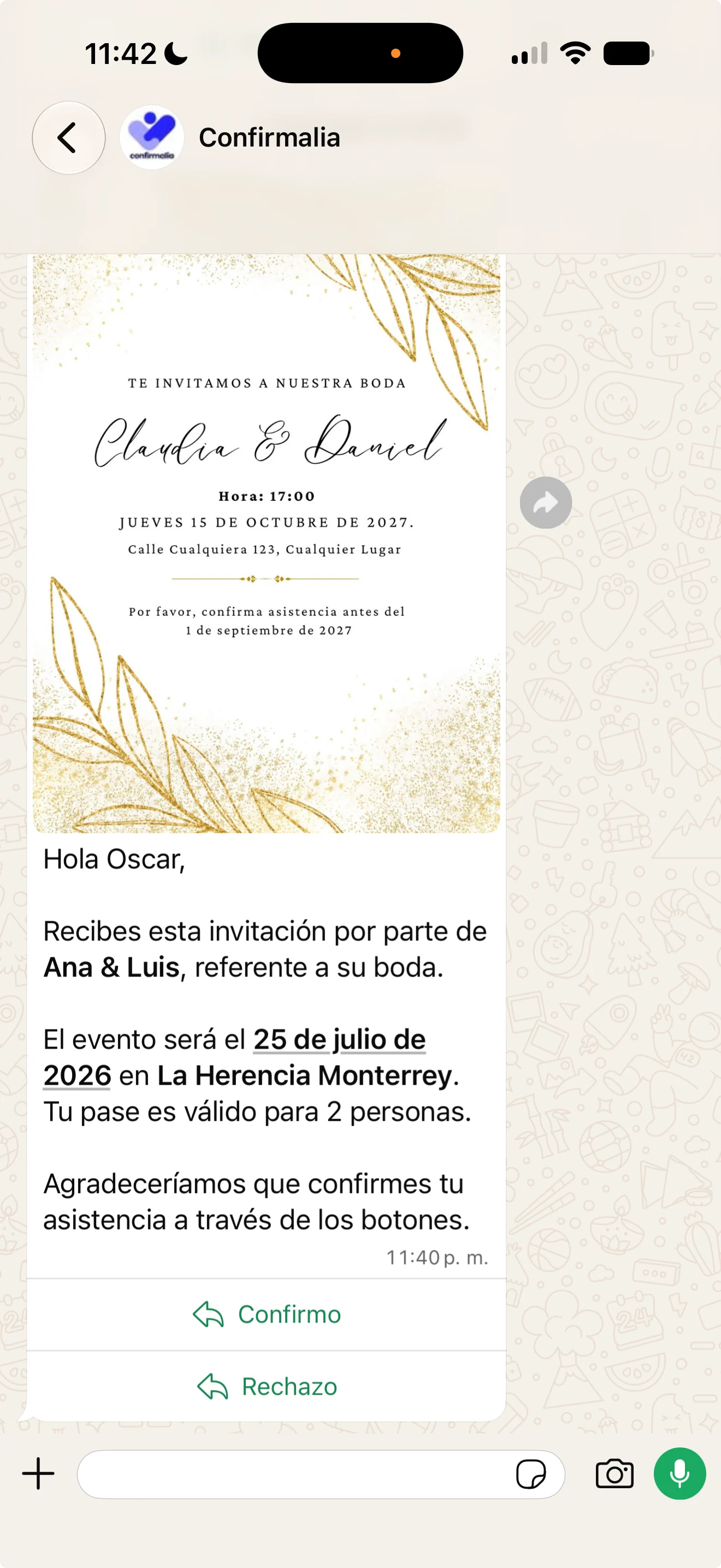 Invitación de boda real enviada por Confirmalia en WhatsApp, con botones para confirmar asistencia con un toque